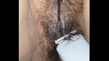 Русская брюнеточка с длинными волосиками лижет ухажеру перед камерой