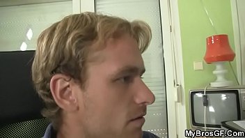 19летняя россиянка с сверхестетственными волосиками порется на кушетке с другом